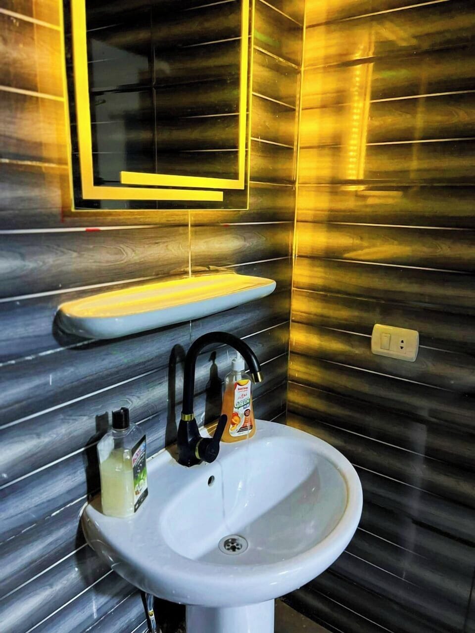 Luxury Room | Bathroom | Shower, rainfall showerhead, free toiletries, hair dryer