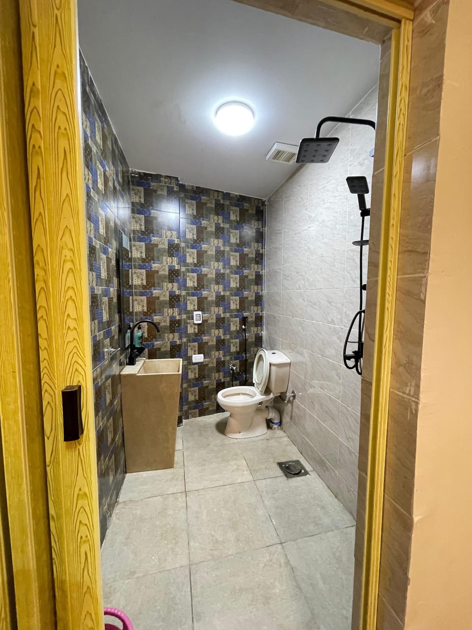 Signature Room | Bathroom | Shower, rainfall showerhead, free toiletries, hair dryer