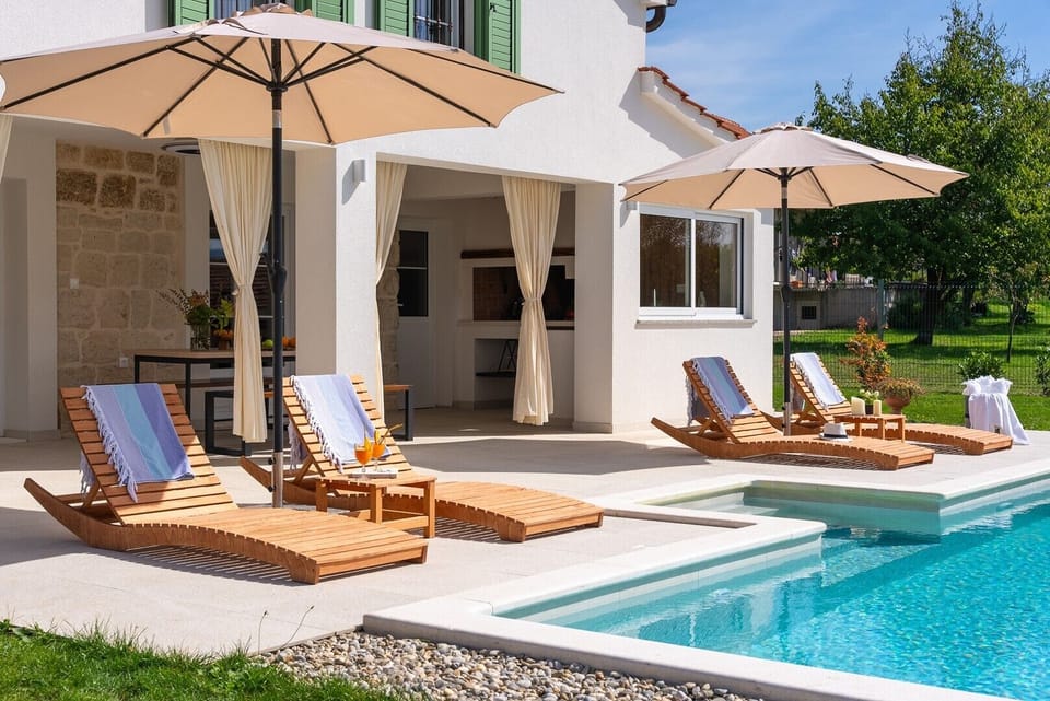 The outdoors offers a private swimming pool (4 m x 7 m), a sun deck area with 6 deck chairs and sun umbrellas