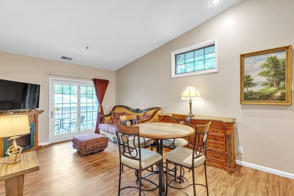 Suite, 1 Bedroom | Dining