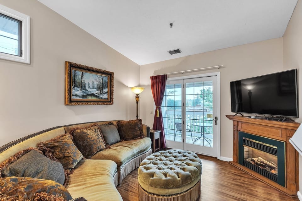 Suite, 1 Bedroom | Living area | Smart TV, streaming services