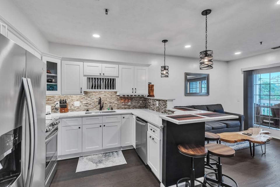 Suite, 1 Bedroom | Private kitchen | Fridge, coffee/tea maker, toaster