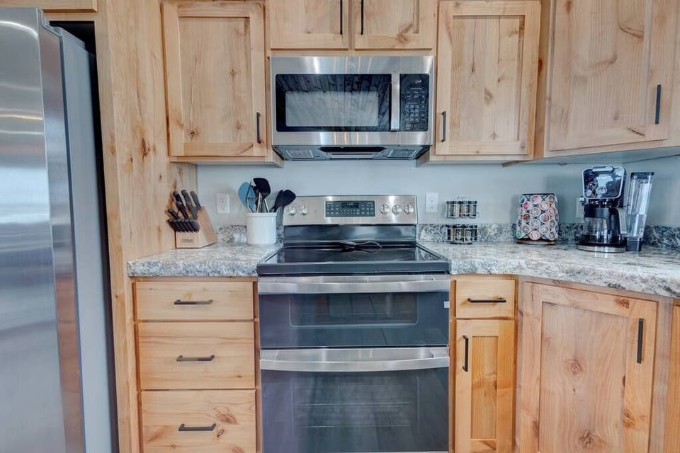 Central kitchen with stainless appliances and natural light, bright and easy.