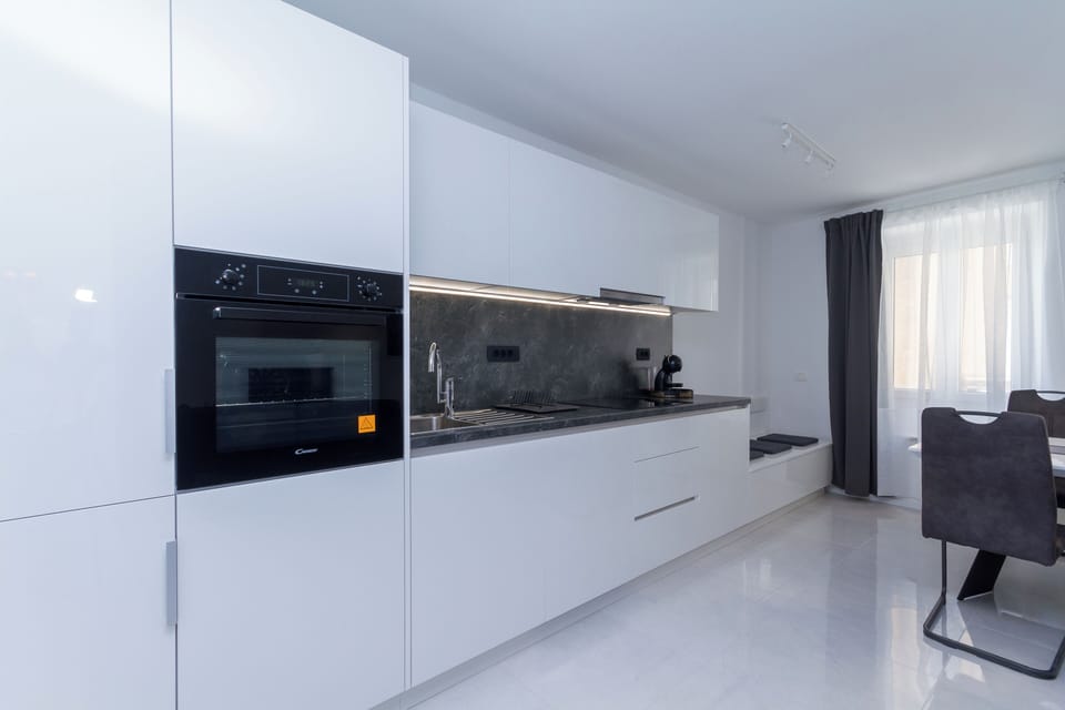 Superior Apartment, 2 Bedrooms, City View | Private kitchen