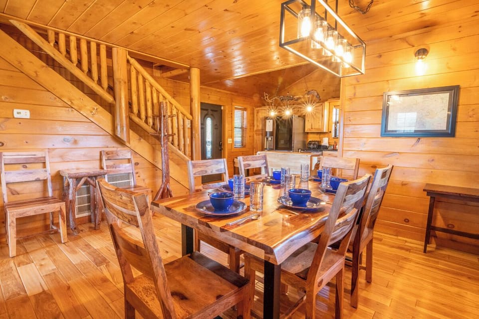 Ridge Vista's inviting dining area