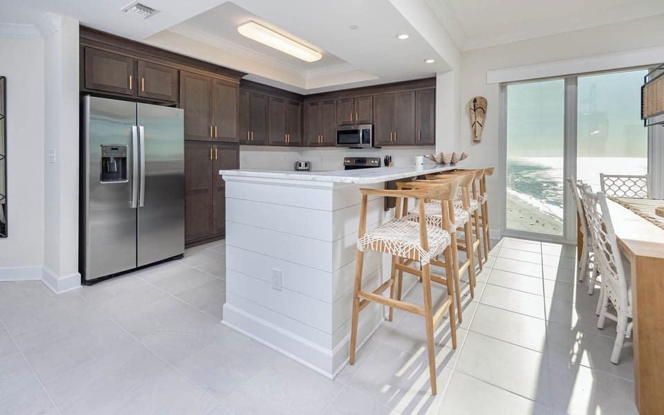 Sip your morning coffee at the breakfast bar and get ready for a beach day in this stylish space