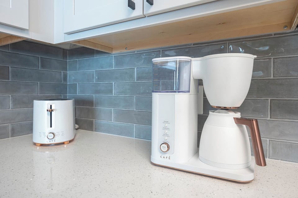 Brew fresh coffee in this sleek Café machine and toast a crisp bagel with your favorite spread