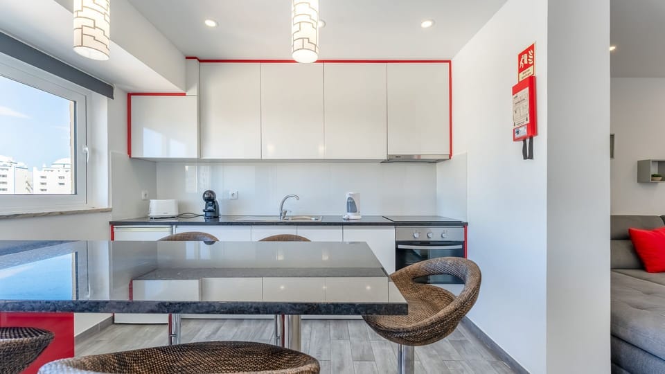 Enjoy meals or entertain in the open-plan dining and kitchen area, equipped with everything you need.
#DiningInStyle #OpenPlanLiving #HomeAwayFromHome