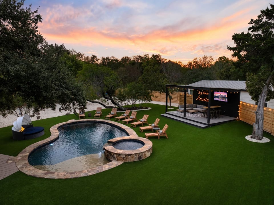 This backyard with a dreamy pool and lounge is your perfect city evening.