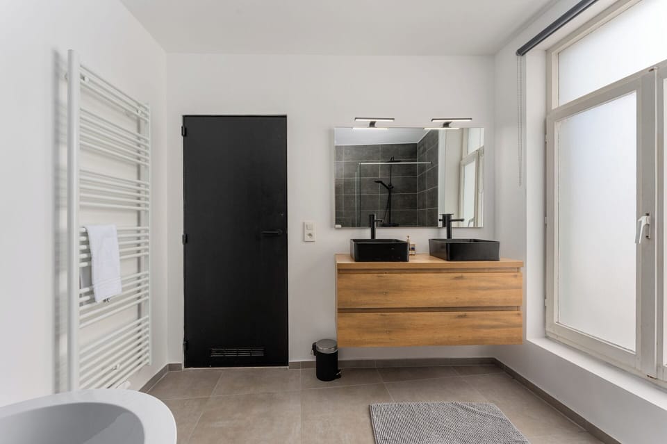 Classic Double Room | Bathroom | Shower, hair dryer, towels, soap
