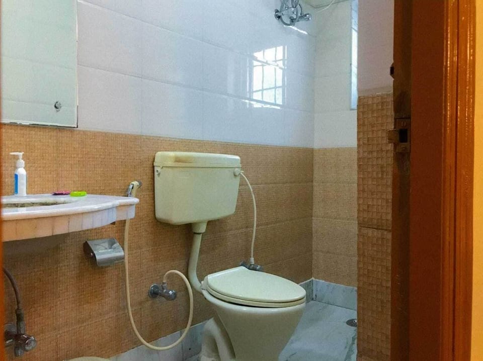 Standard Double Room | Bathroom | Shower, slippers, bidet, towels