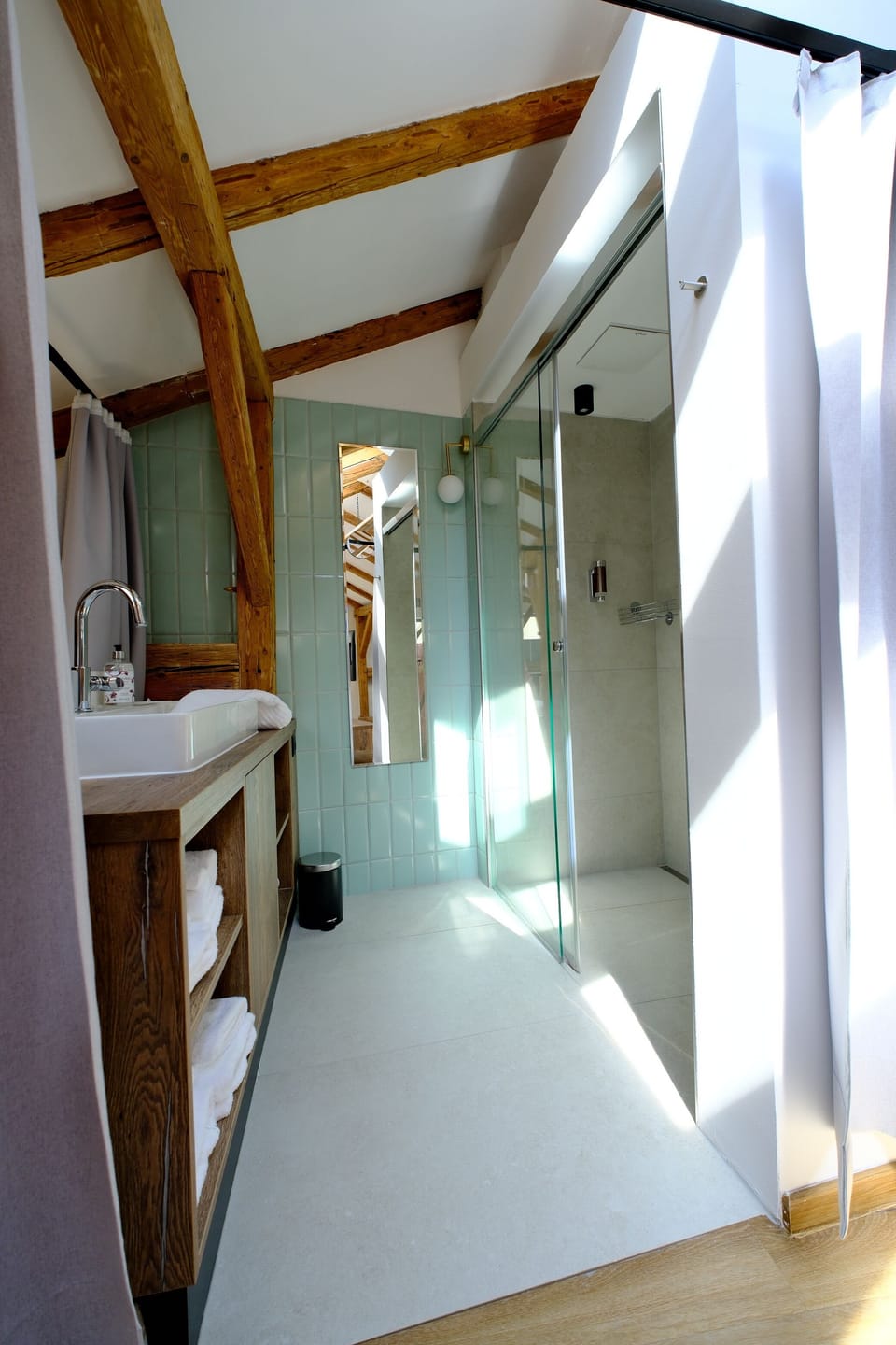 Suite | Bathroom | Shower, free toiletries, hair dryer, slippers