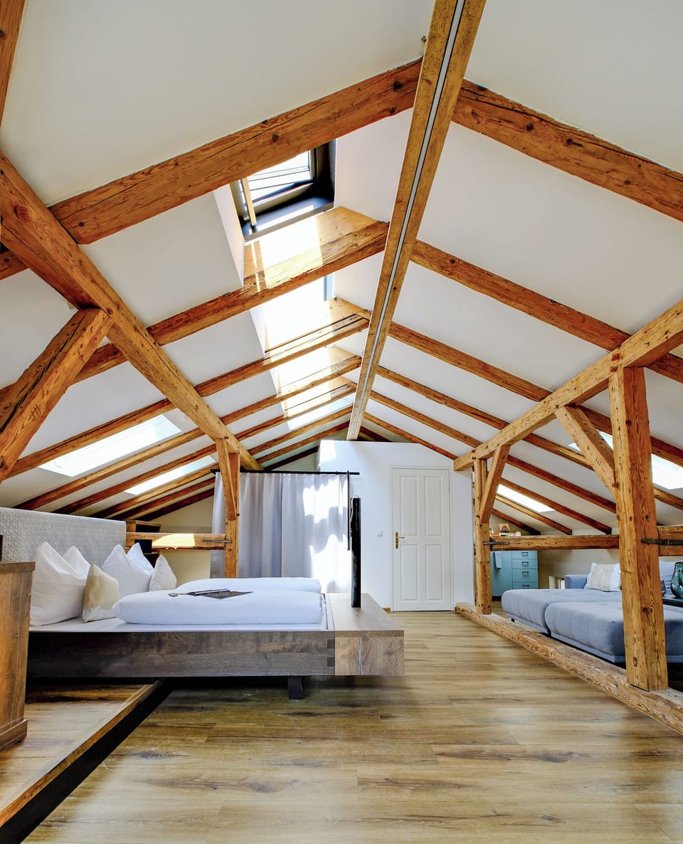 Suite | Hypo-allergenic bedding, in-room safe, desk, laptop workspace