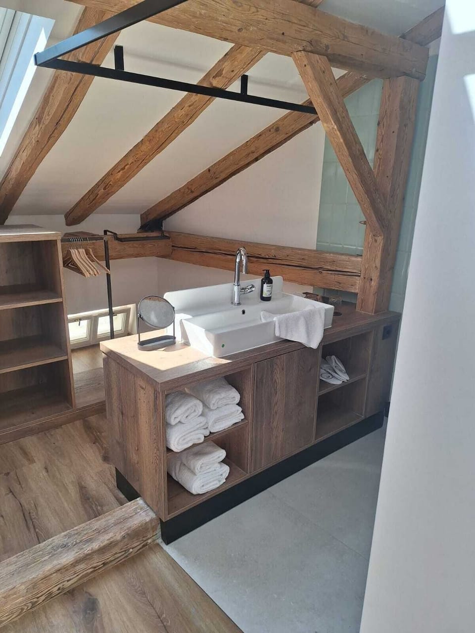 Suite | Bathroom | Shower, free toiletries, hair dryer, slippers