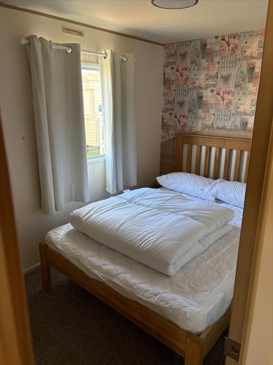 Steve Caravan Sleeps 6 With Free Parking Cabin in Rhyl