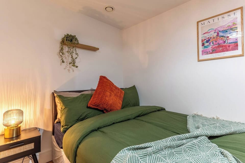 A spacious bedroom with two double beds that can also be set up as four singles — ideal for families, friends, or colleagues. Let us know your preferred layout when booking.