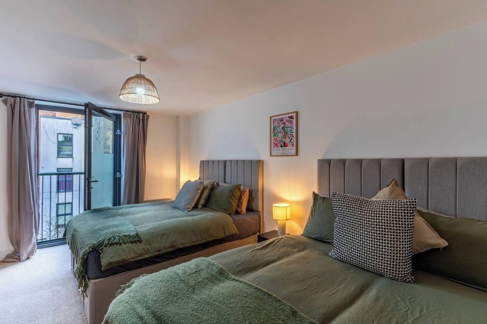 A spacious bedroom with two double beds that can also be set up as four singles — ideal for families, friends, or colleagues. Let us know your preferred layout when booking.