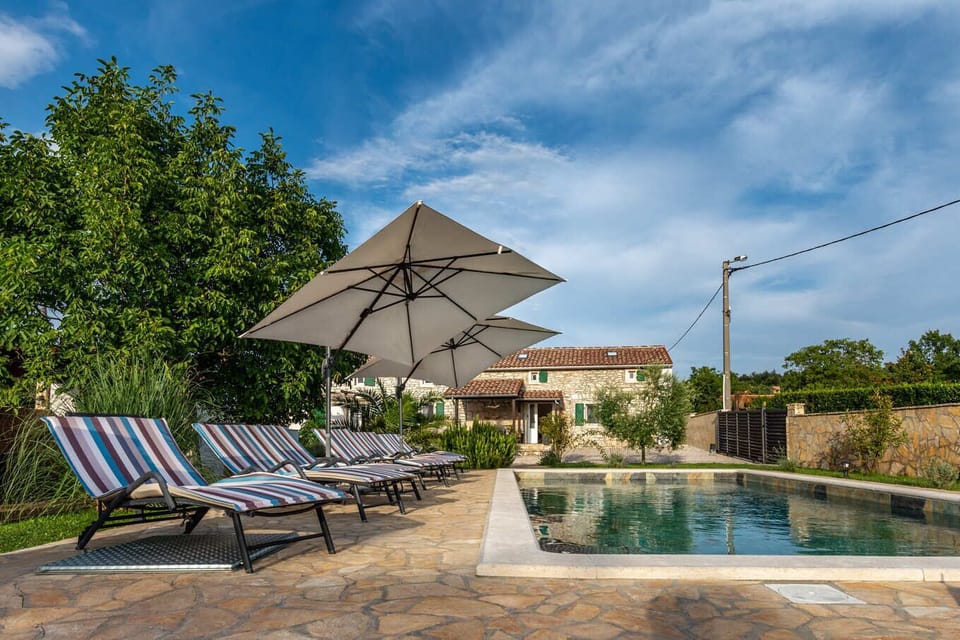 outdoor area/pool/terrace
