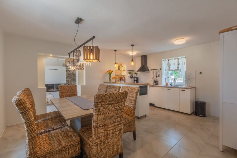 indoor area/dining area/kitchen
