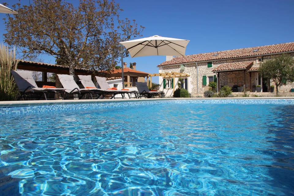 outdoor area/pool/terrace