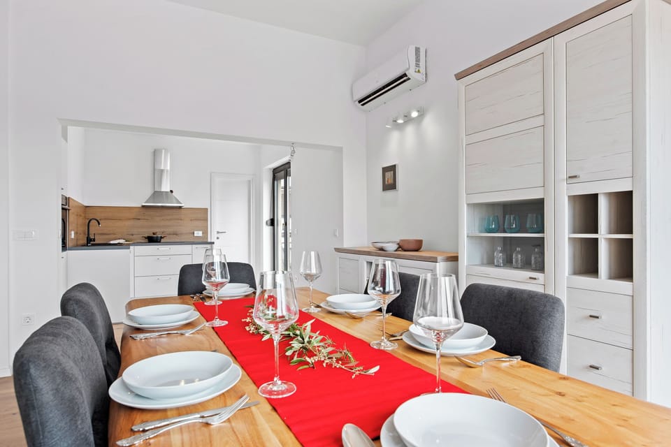 interior area/dining area/kitchen