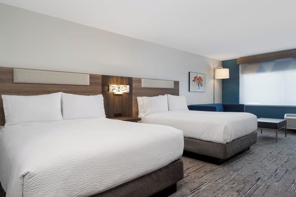 Premium bedding, in-room safe, desk, laptop workspace