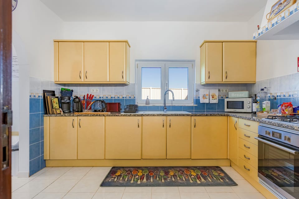 Fully equipped kitchen with generous workspace, ideal for preparing meals in Luz