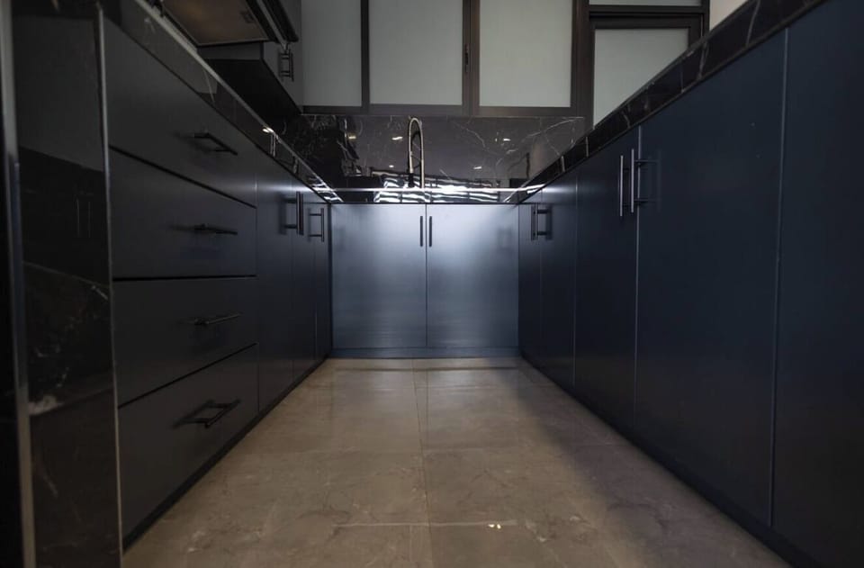 Deluxe Studio, 2 Bedrooms | Private kitchen | Cookware/dishes/utensils, dining tables