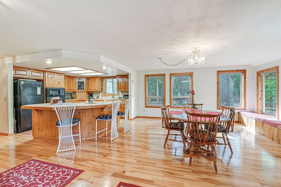 Dining Area | Dishware/Flatware | 1st Floor
