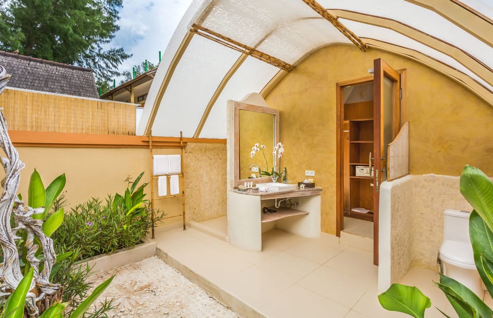 Lumbung Beach Cottage | Bathroom | Shower, free toiletries, hair dryer, slippers