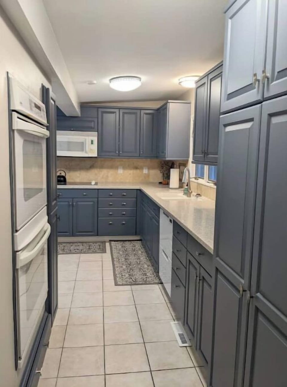 Double oven kitchen with dish washer