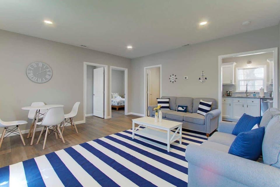 Spacious great room w/ lounge seating, dining table & easy flow to bedrooms