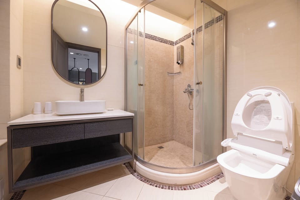 Separate tub and shower, hair dryer, towels