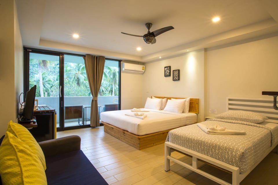 Deluxe Triple Room, 1 Bedroom | WiFi (free), bed sheets