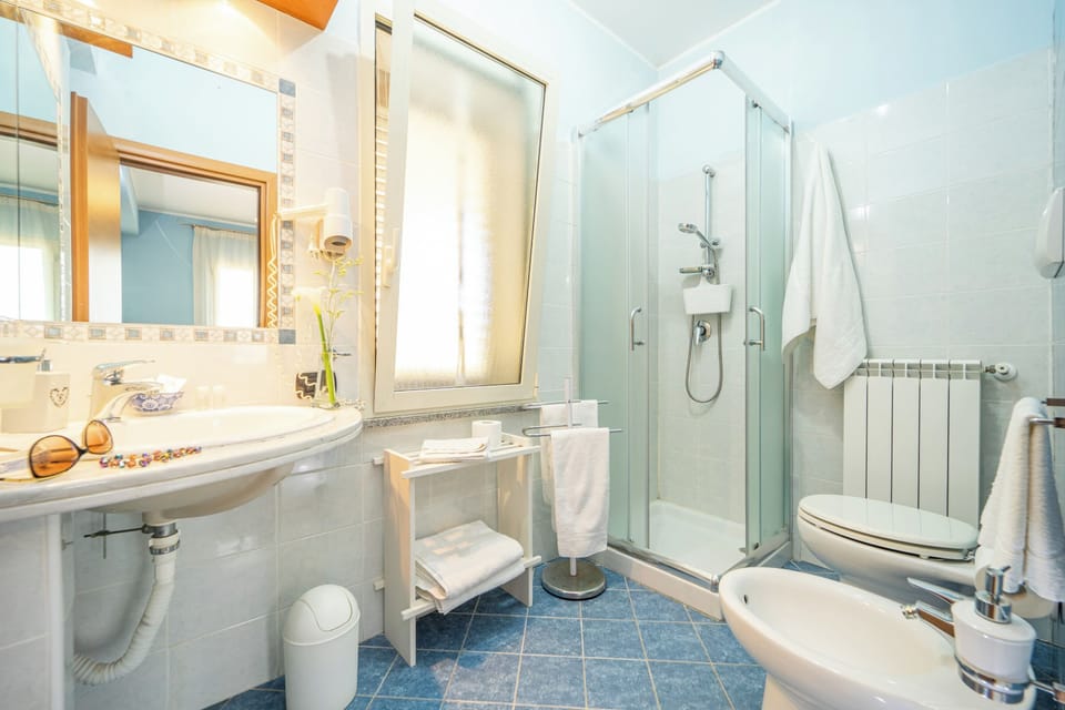 Superior Double or Twin Room, 1 Bedroom, Balcony | Bathroom | Shower, free toiletries, hair dryer, bidet