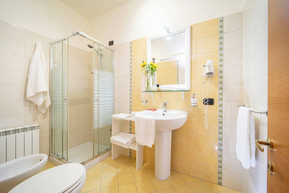 Superior Double or Twin Room, 1 Bedroom, Balcony | Bathroom | Shower, free toiletries, hair dryer, bidet