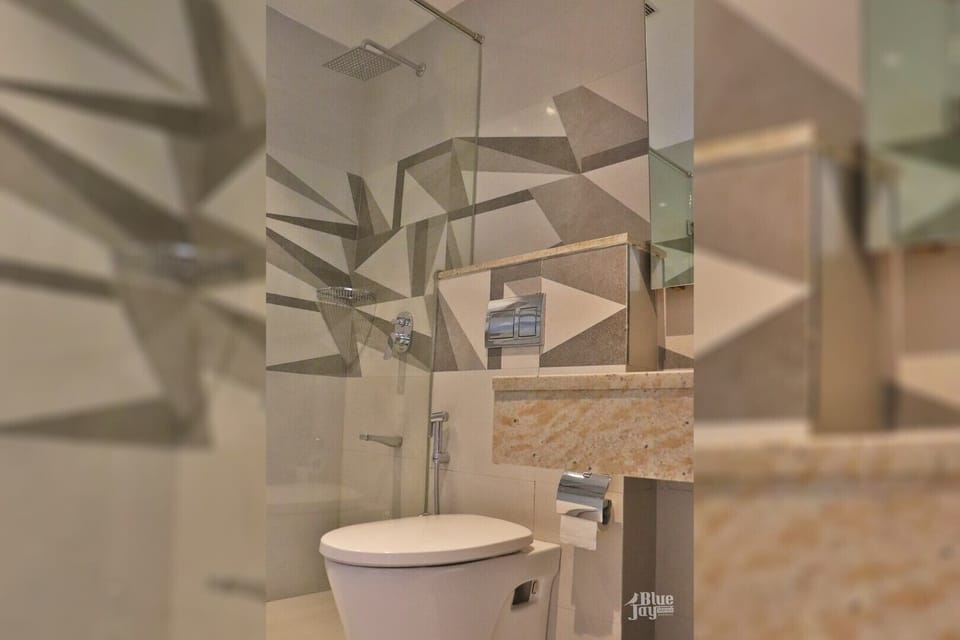 Deluxe Twin Room | Bathroom | Shower, towels, soap, shampoo