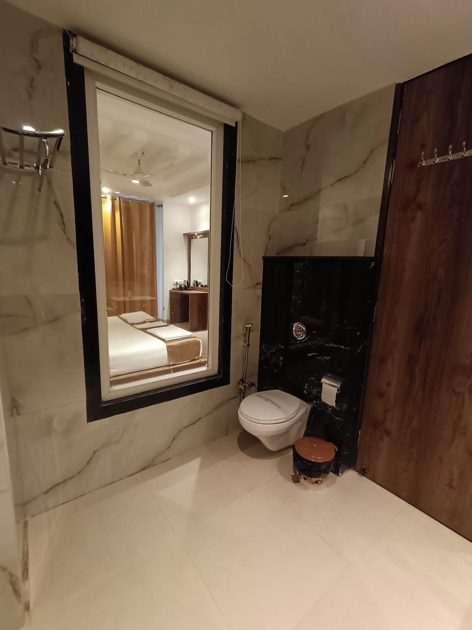 Premium Room | Bathroom | Combined shower/tub, hair dryer, slippers, towels