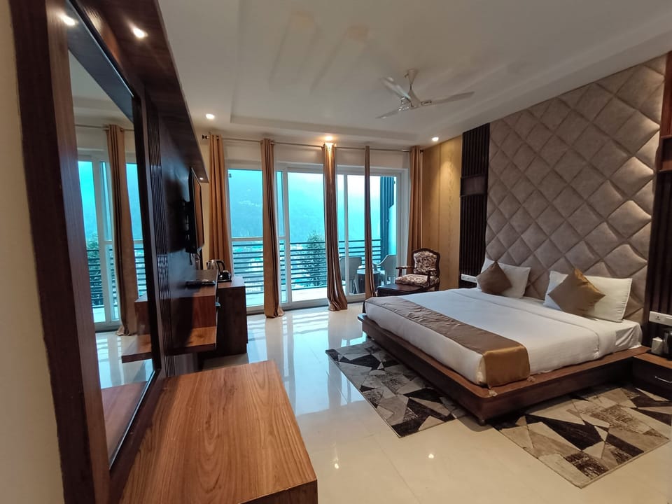 Premium Room | Desk, laptop workspace, blackout drapes, soundproofing