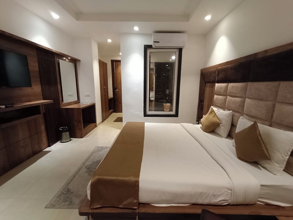 Superior Room | Desk, laptop workspace, blackout drapes, soundproofing
