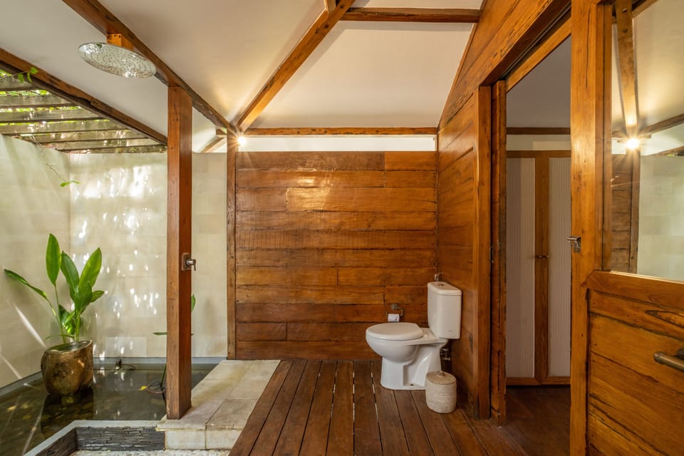Shower, free toiletries, hair dryer (on request), bidet