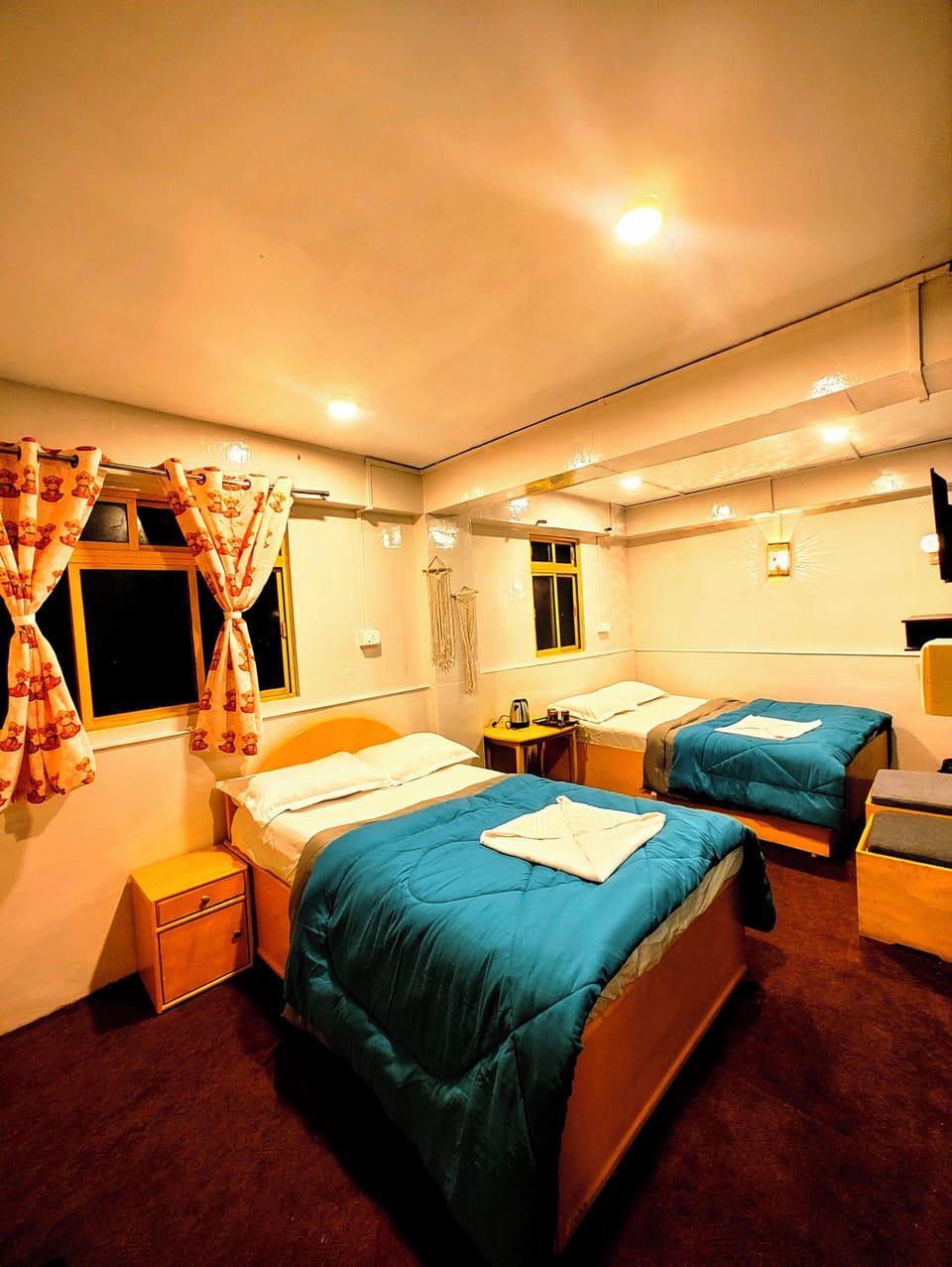 Deluxe Quadruple Room | In-room safe, laptop workspace, blackout drapes, free WiFi