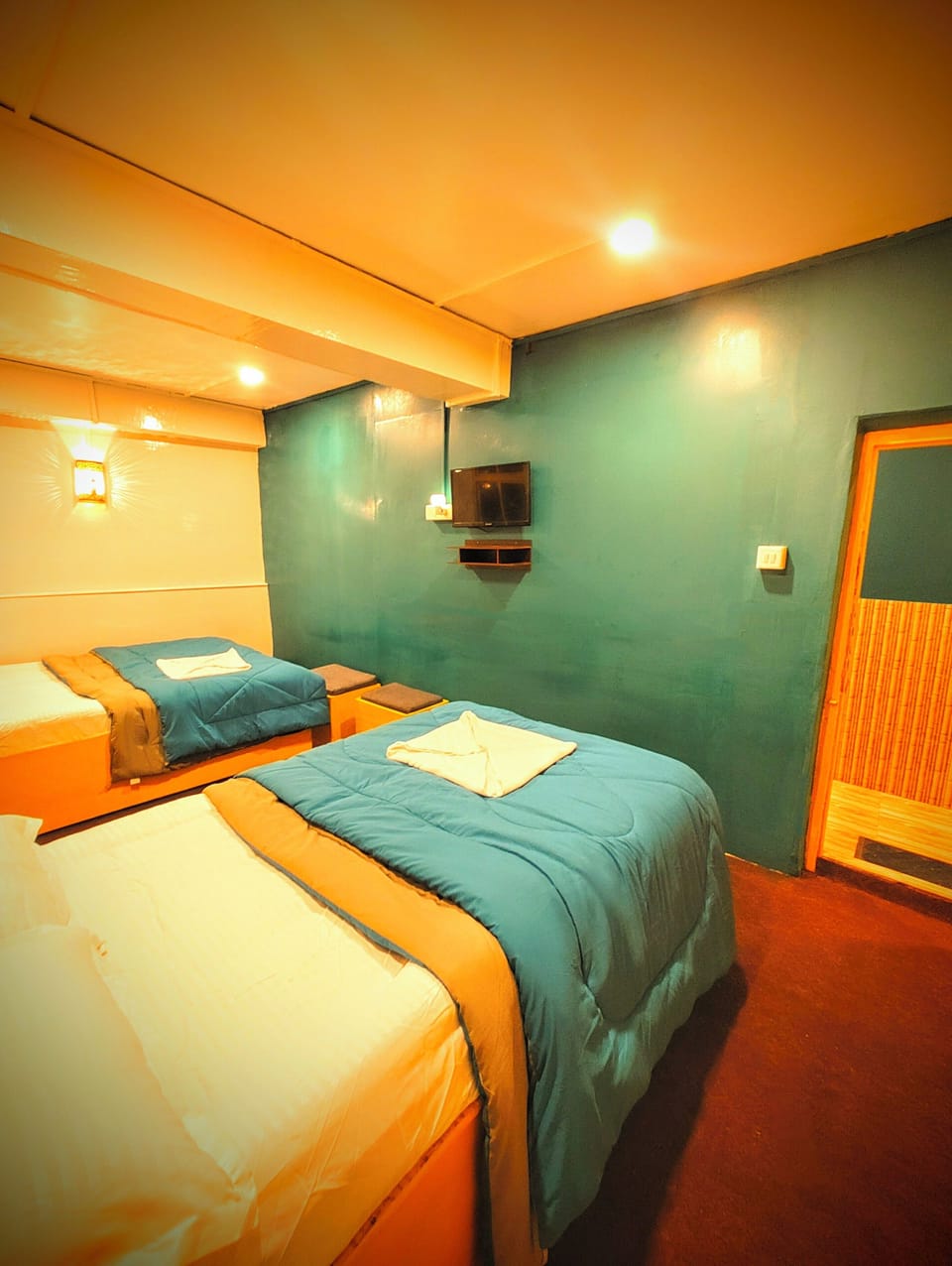 Deluxe Quadruple Room | In-room safe, laptop workspace, blackout drapes, free WiFi
