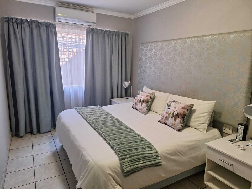 Luxury Single Room | Desk, laptop workspace, blackout drapes, iron/ironing board