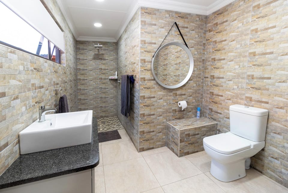 Luxury Single Room | Bathroom | Towels, toilet paper