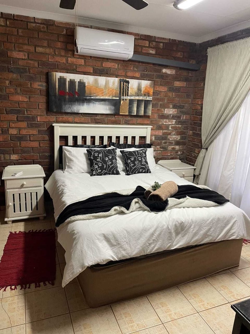Luxury Single Room | Desk, laptop workspace, blackout drapes, iron/ironing board