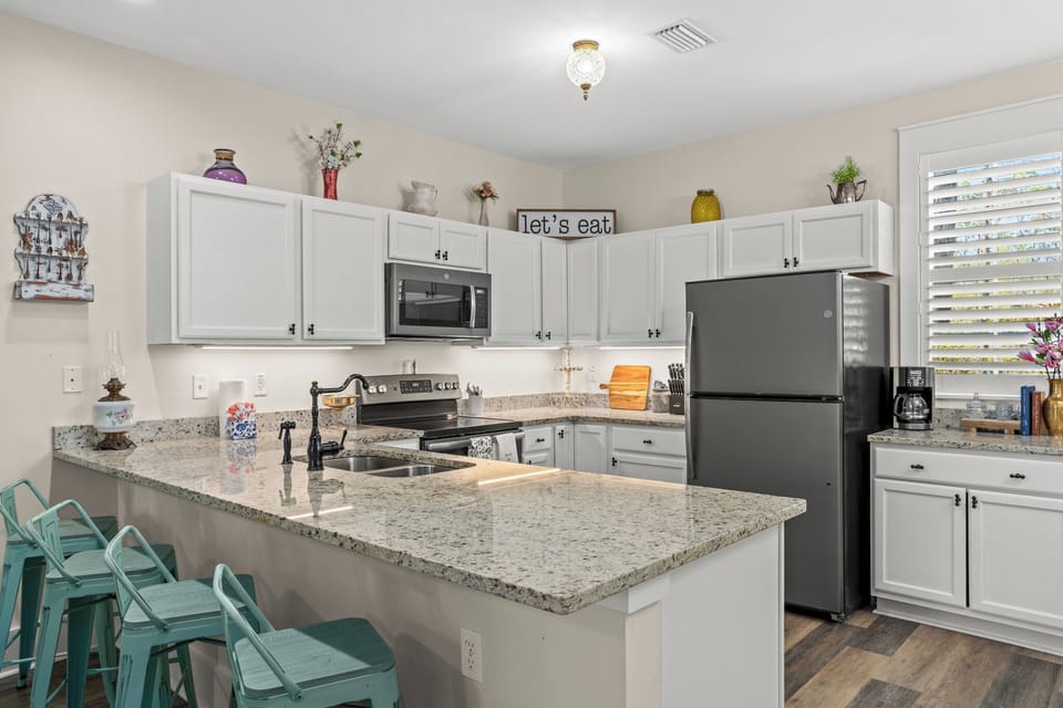 Fully stocked kitchen with all major appliances