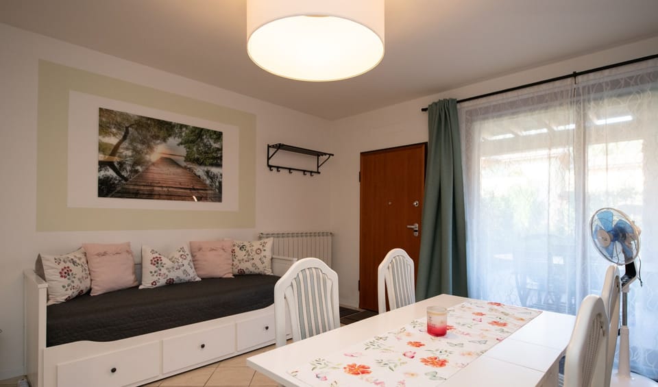 Comfort Condo | Living area | Flat-screen TV