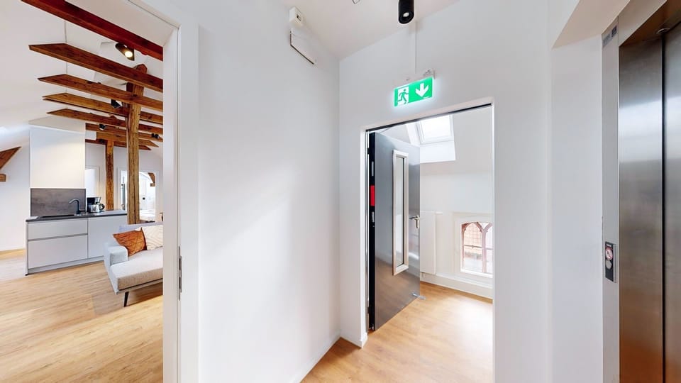Stilvoll gestalteter Flur im N°8A Boardinghouse - mit barrierefreiem Zugang ins 3.OG über den Lift (2)
