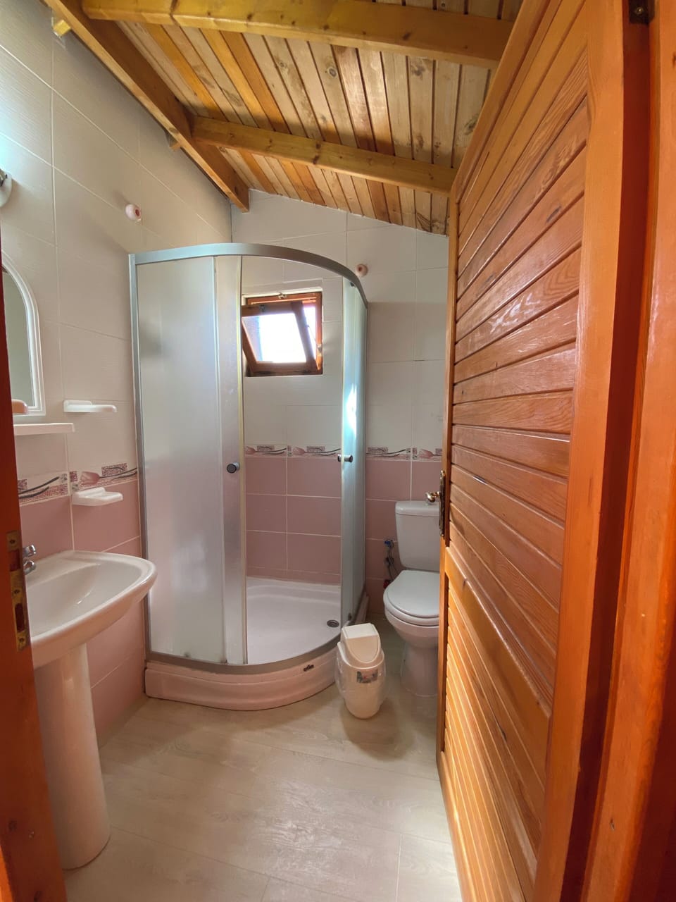 Basic Twin Room | Bathroom